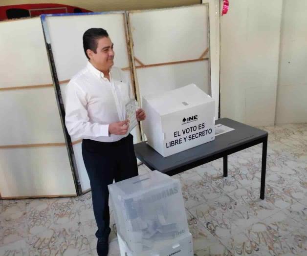 Emite senador Ismael García su voto en la casilla 1035