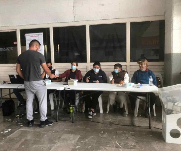 Escaso el movimiento de votantes en la central de autobuses