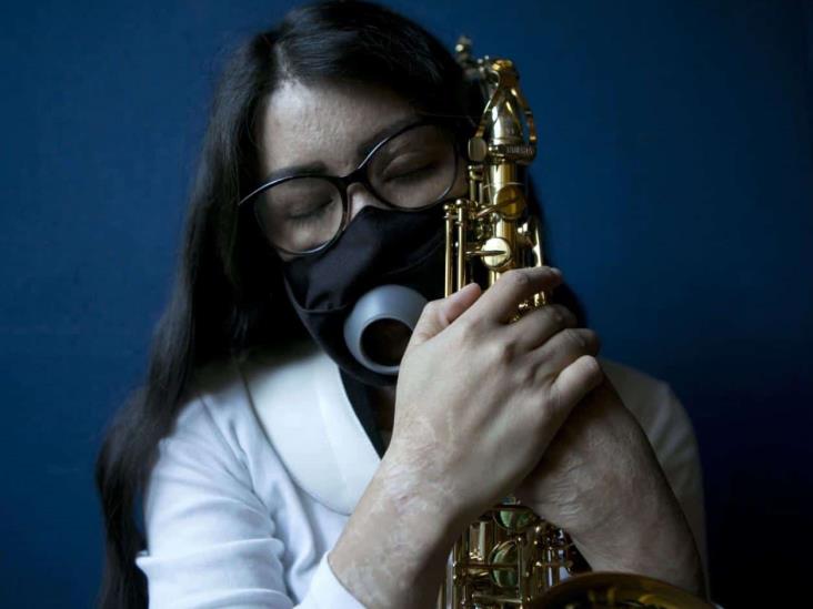 El saxofón, aliento de artista mexicana atacada con ácido El saxofón, aliento de artista mexicana atacada con ácido