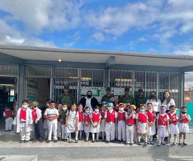 Soldados realizan honores con niños Soldados realizan honores con niños