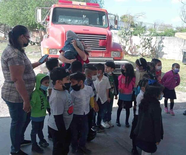 Visitan niños a los bomberos