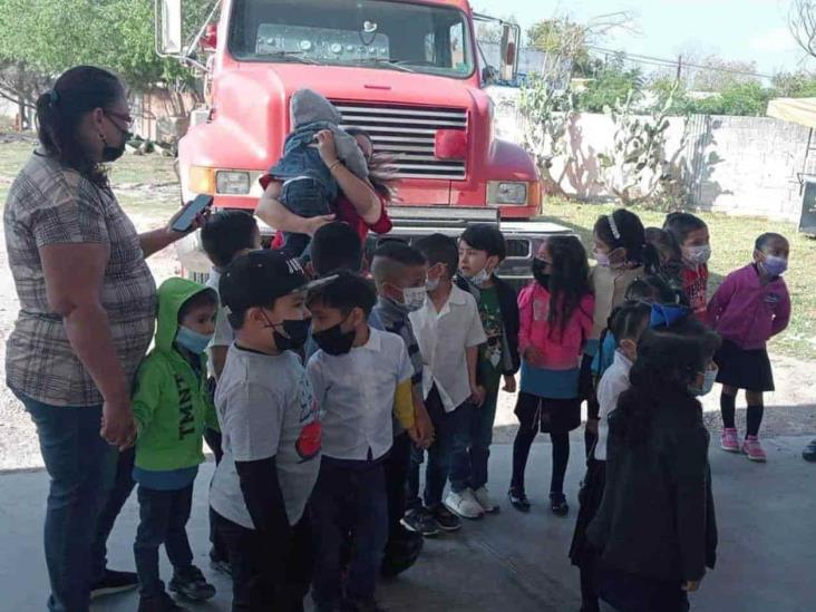 Visitan niños a los bomberos Visitan niños a los bomberos