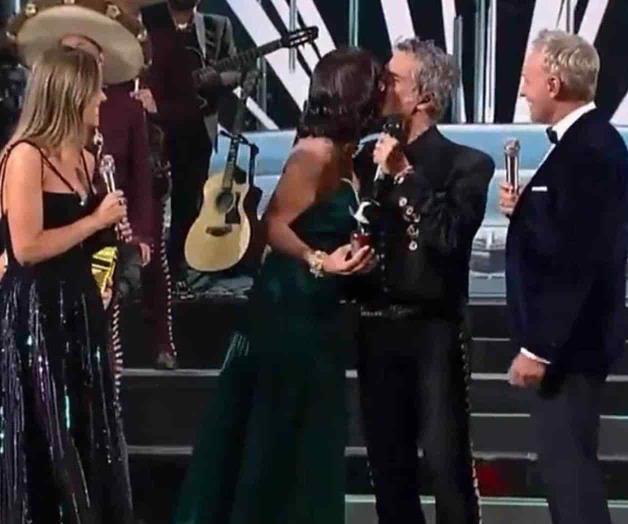 Coquetea en pleno escenario