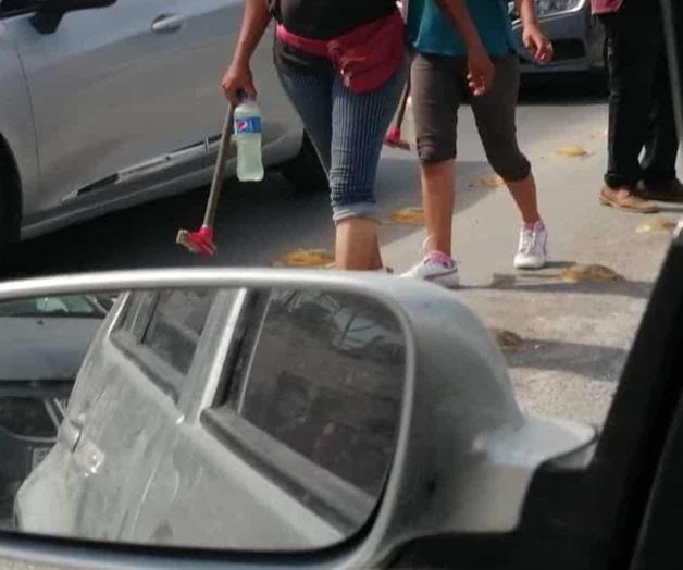 Usan limpiavidrios agua del canal, ante corte del servicio