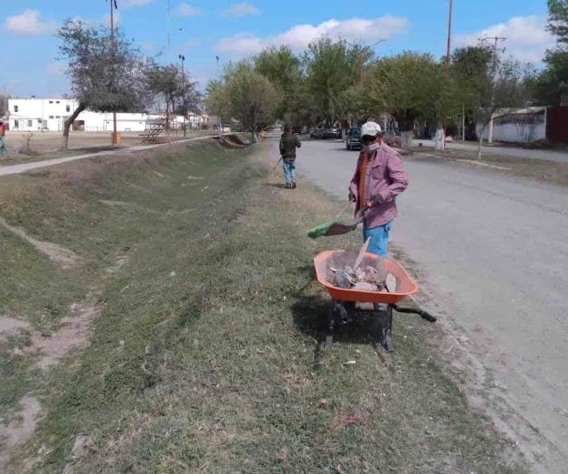 Hacen limpia en los drenes de la Villa Hacen limpia en los drenes de la Villa