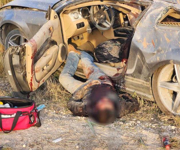 Fallece joven al volcar