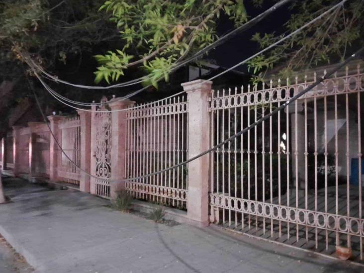 Alertan por cables tirados en la banqueta; temen accidente Alertan por cables tirados en la banqueta; temen accidente