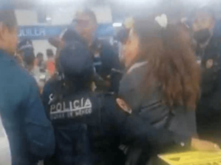 Detienen a mujer por agredir a niño con discapacidad en el Metro Detienen a mujer por agredir a niño con discapacidad en el Metro