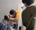 Abre barber&iacute;a en el ba&ntilde;o de su escuela
