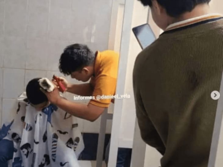 Abre barbería en el baño de su escuela Abre barbería en el baño de su escuela
