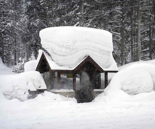 Enfrenta California más nieve y viento
