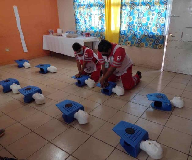 Llevan pláticas a estudiantes