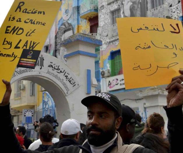 Cientos de manifestantes denuncian racismo en Túnez