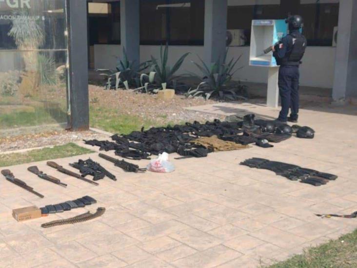 Aseguran armas, equipo táctico y un vehículo Aseguran armas, equipo táctico y un vehículo