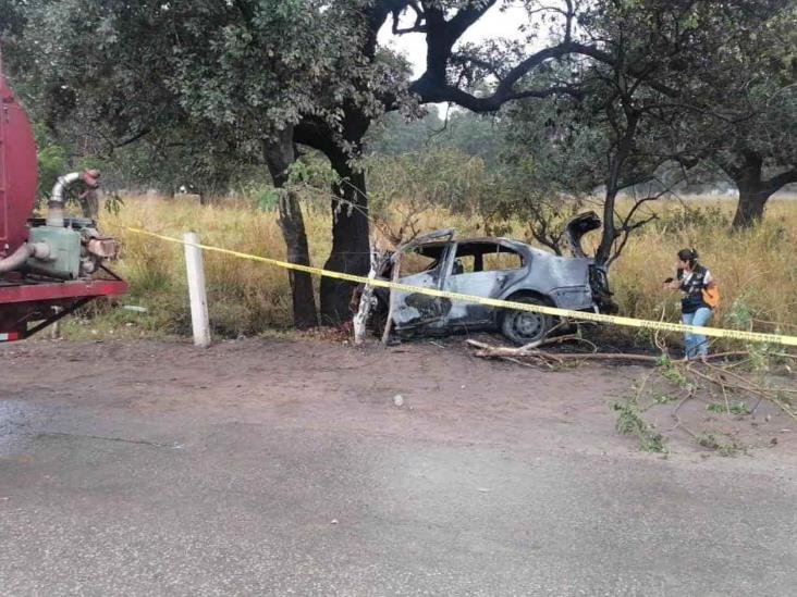 Choca contra árbol, se incendia y muere Choca contra árbol, se incendia y muere