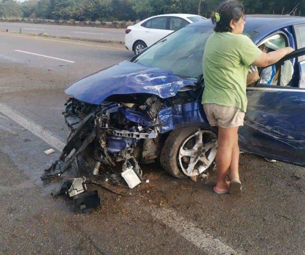 ¡Se salva de milagro!; choca contra poste de alta tensión ¡Se salva de milagro!; choca contra poste de alta tensión