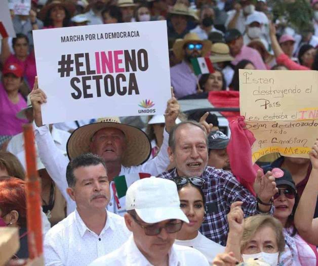 Se congregan en Zócalo para defender INE y contra Plan B Se congregan en Zócalo para defender INE y contra Plan B