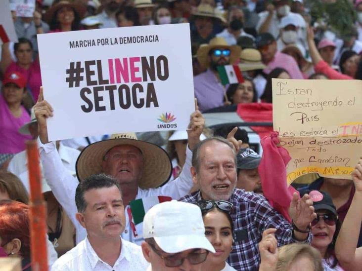 Se congregan en Zócalo para defender INE y contra Plan B Se congregan en Zócalo para defender INE y contra Plan B