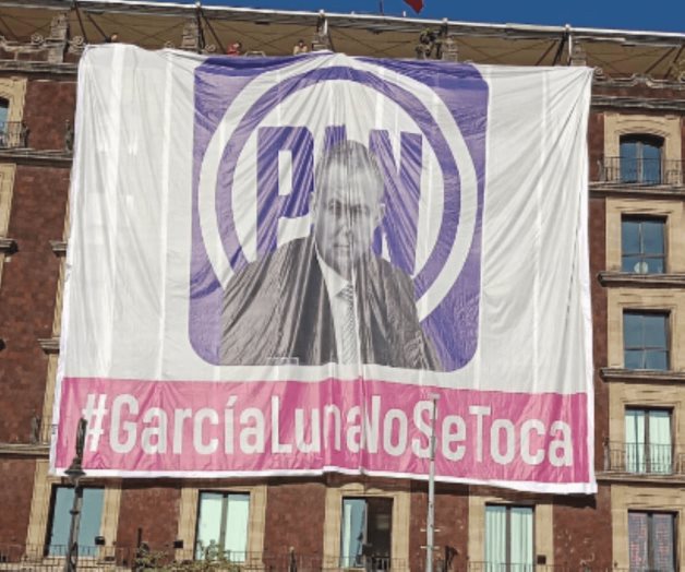 Colocan lona de García Luna en el Zócalo, pero ciudadanos la quitan