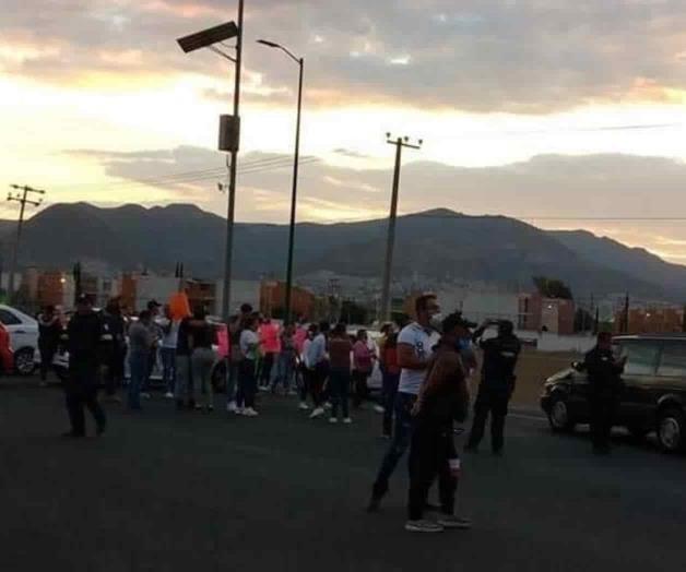 Bloquean autopista por desaparición de dos adolescentes Bloquean autopista por desaparición de dos adolescentes