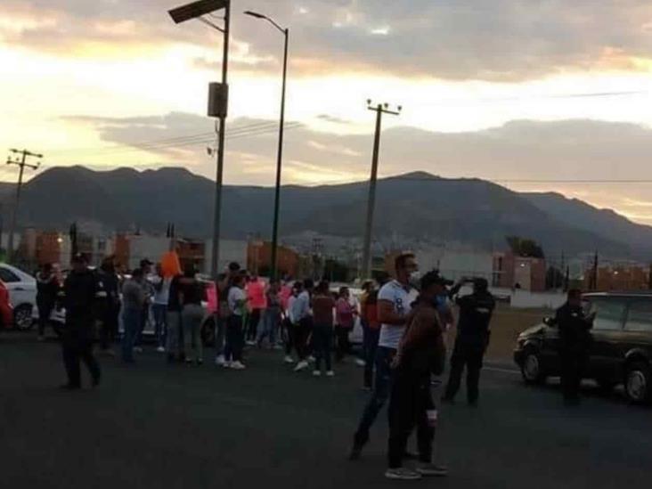 Bloquean autopista por desaparición de dos adolescentes Bloquean autopista por desaparición de dos adolescentes