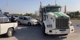 REYNOSA | Invade tractocamión carril e impacta auto