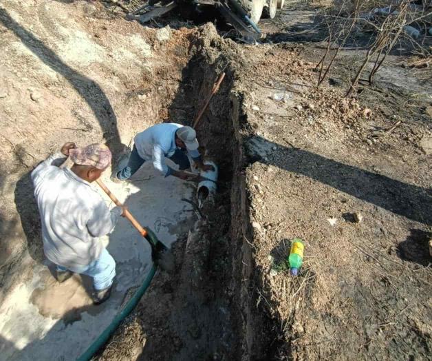Instala CFE poste pero daña tubería