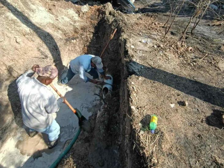 Instala CFE poste pero daña tubería Instala CFE poste pero daña tubería
