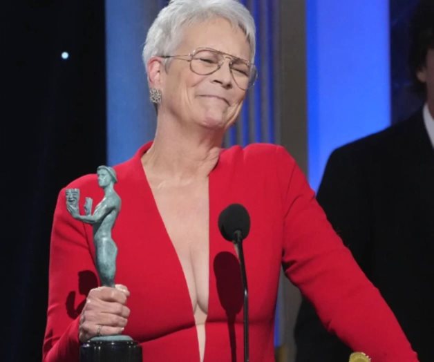 Jamie Lee Curtis se burla de ser Nepo babie, en los Premios SAG