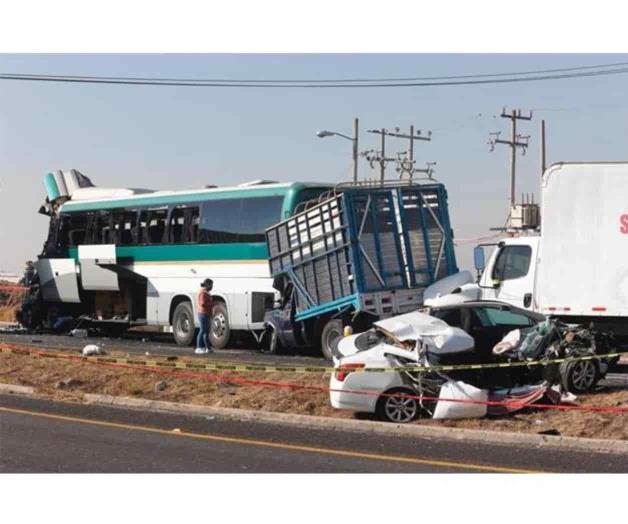 Carambola en vía Lerma-Zitácuaro deja 2 muertos y 21 heridos