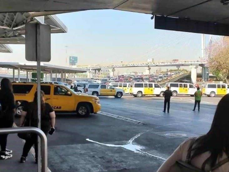 Taxistas bloquean acceso a T1 del AICM Taxistas bloquean acceso a T1 del AICM