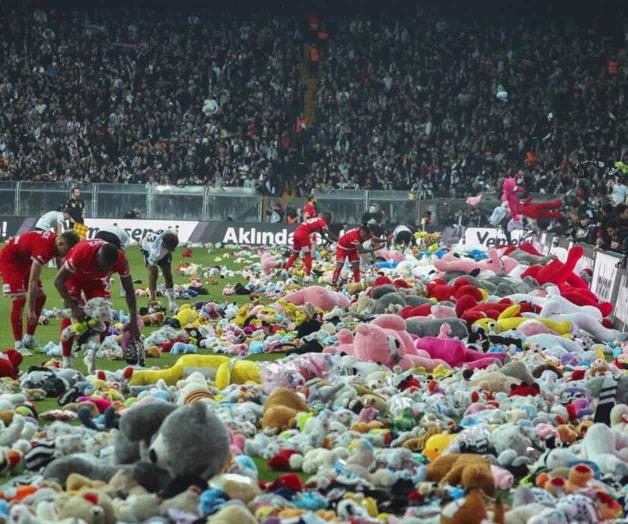La lluvia de peluches en partido de Turquía para niños La lluvia de peluches en partido de Turquía para niños