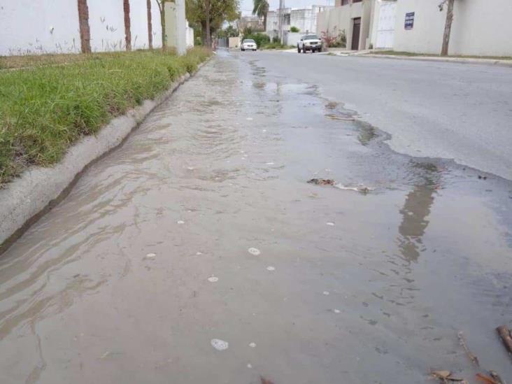 Desperdicio de agua por fuga tras rotura Desperdicio de agua por fuga tras rotura