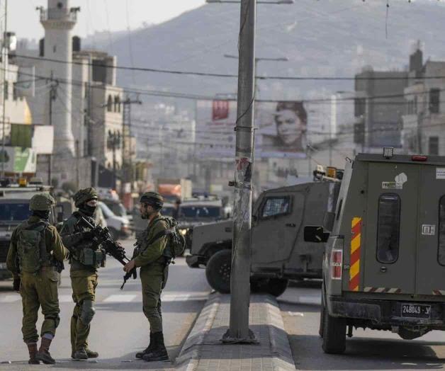 Mata palestino a dos israelíes