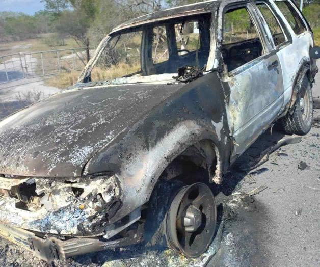 Arde camioneta en vía a Matamoros