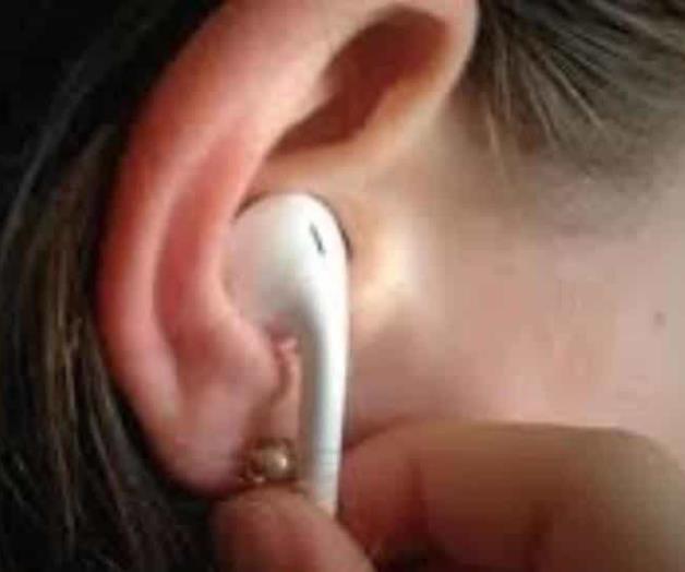 Arrancan audífonos a usuarios Arrancan audífonos a usuarios