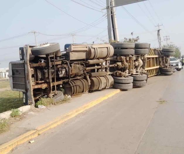 ‘Le gana la carga ‘; vuelca tráiler al dar vuelta en ‘U’