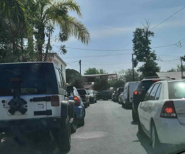 Pelea de padres provoca caos vial