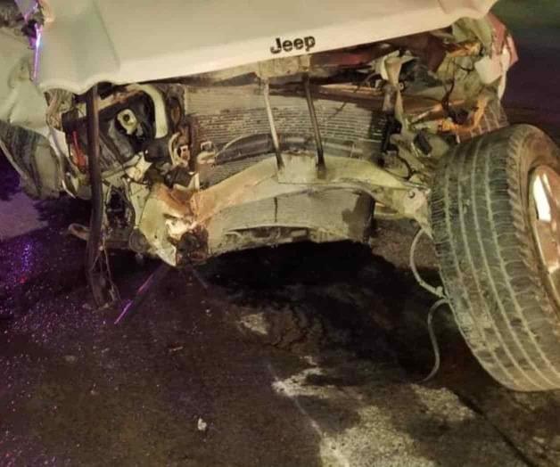 Destroza camioneta estacionada y portón de una vivienda