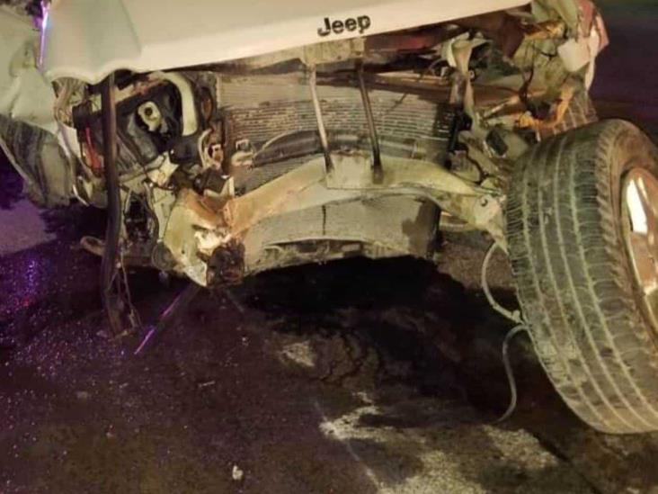 Destroza camioneta estacionada y portón de una vivienda Destroza camioneta estacionada y portón de una vivienda