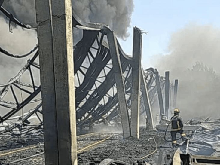 Controlan incendio en fábrica de plástico en Xalostoc Controlan incendio en fábrica de plástico en Xalostoc
