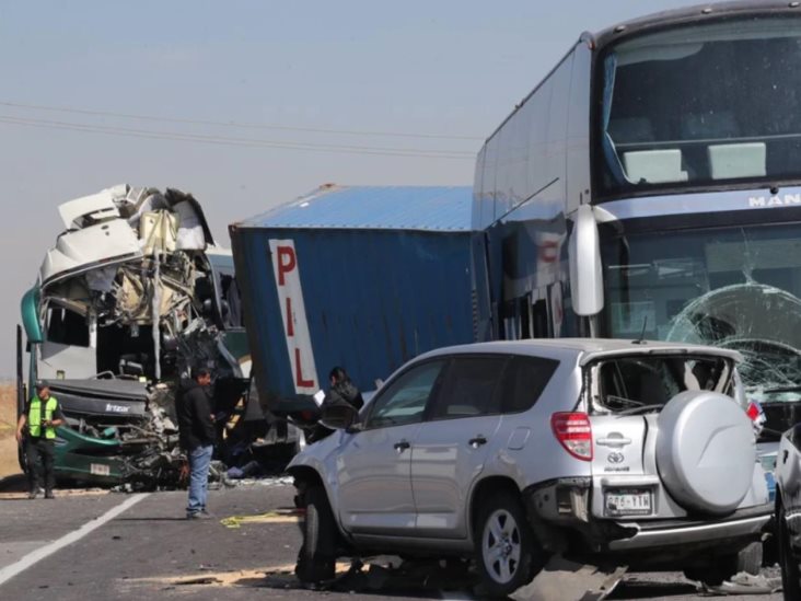 Accidente múltiple, se reportan tres muertos Accidente múltiple, se reportan tres muertos