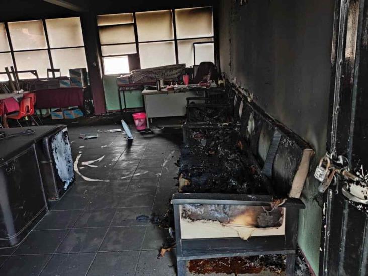 Incendian biblioteca de Secundaria Técnica #65 Incendian biblioteca de Secundaria Técnica #65