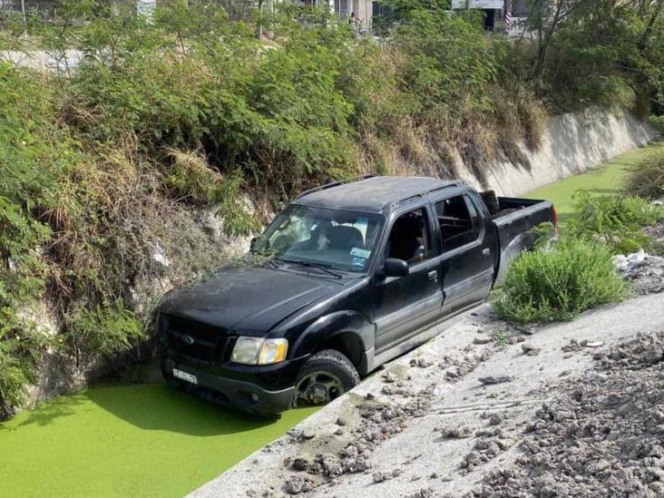 Evita un impacto, pero cae a canal Evita un impacto, pero cae a canal