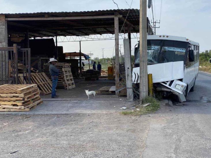 Pierde control de bus e impacta en tarimera Pierde control de bus e impacta en tarimera