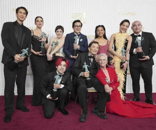 Pasa de improbable a favorita de los Oscar