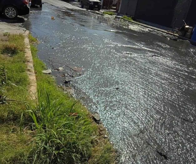 Se tiran miles de litros de agua potable Se tiran miles de litros de agua potable