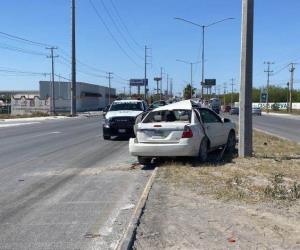 Evita chocar contra tractocamión y se impacta contra poste del C5