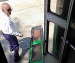 Le cae puerta a pasajero de transporte público en GDL 