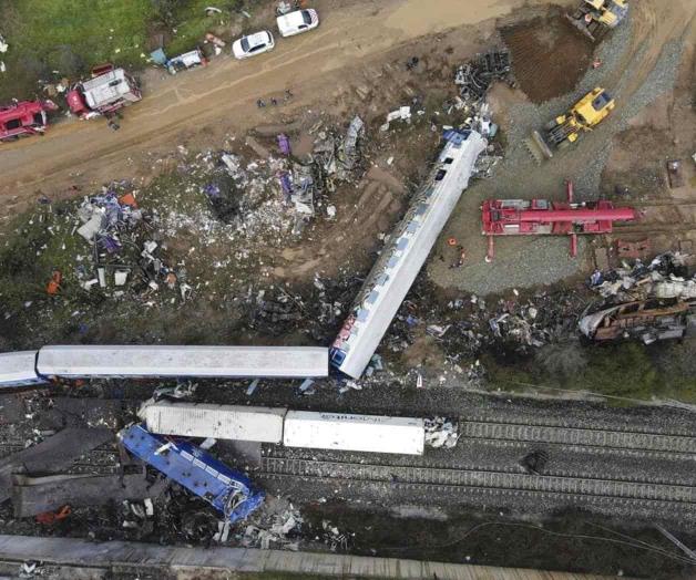 Entregan cuerpos recuperados en choque de trenes en Grecia